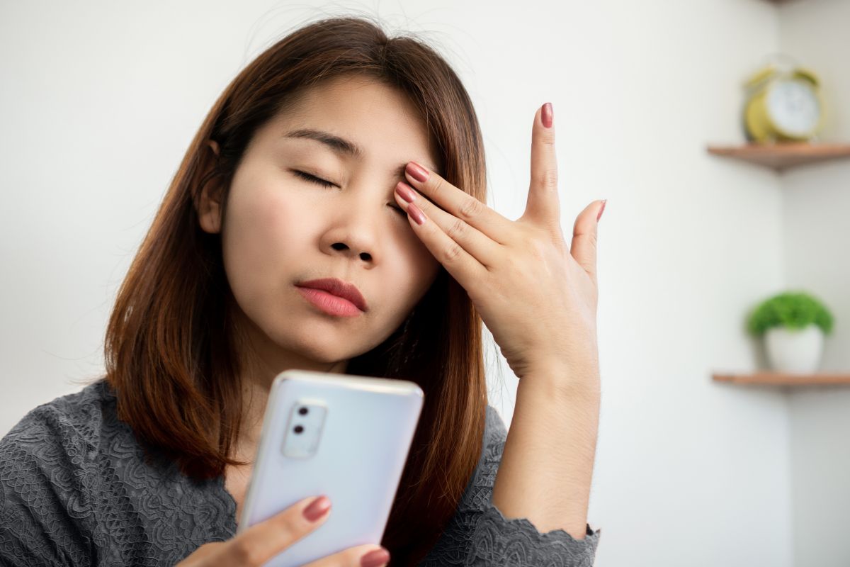隐形眼镜用户必看：屏幕时间如何引发干眼症与飞蚊症