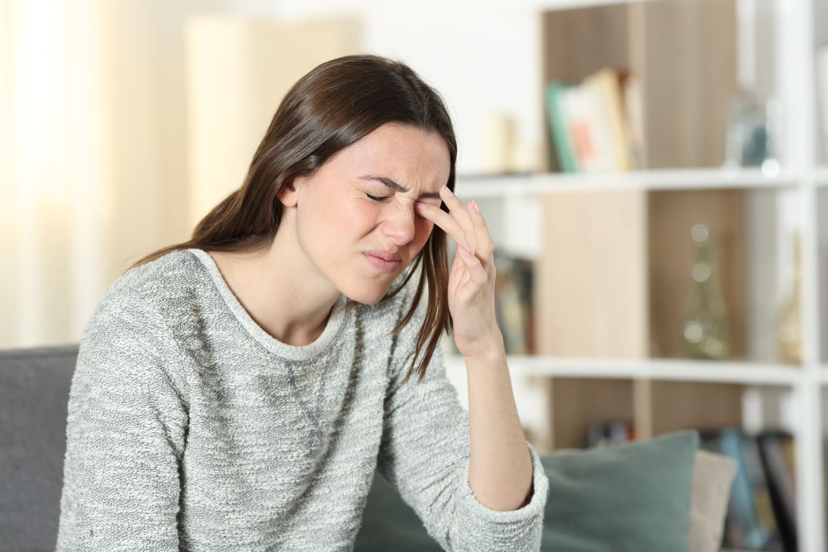 飞蚊症与干眼症双重困扰？隐形眼镜用户如何应对屏幕伤害