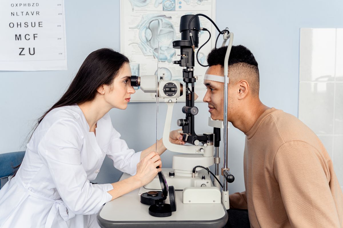 隐形眼镜用户必知：屏幕时间如何引发MGD和干眼症