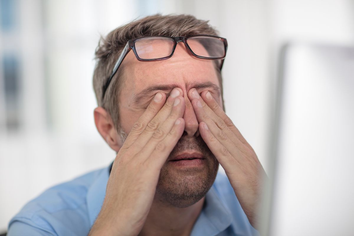 干眼症的常见症状：眼干、眼痛、视力模糊如何分辨？